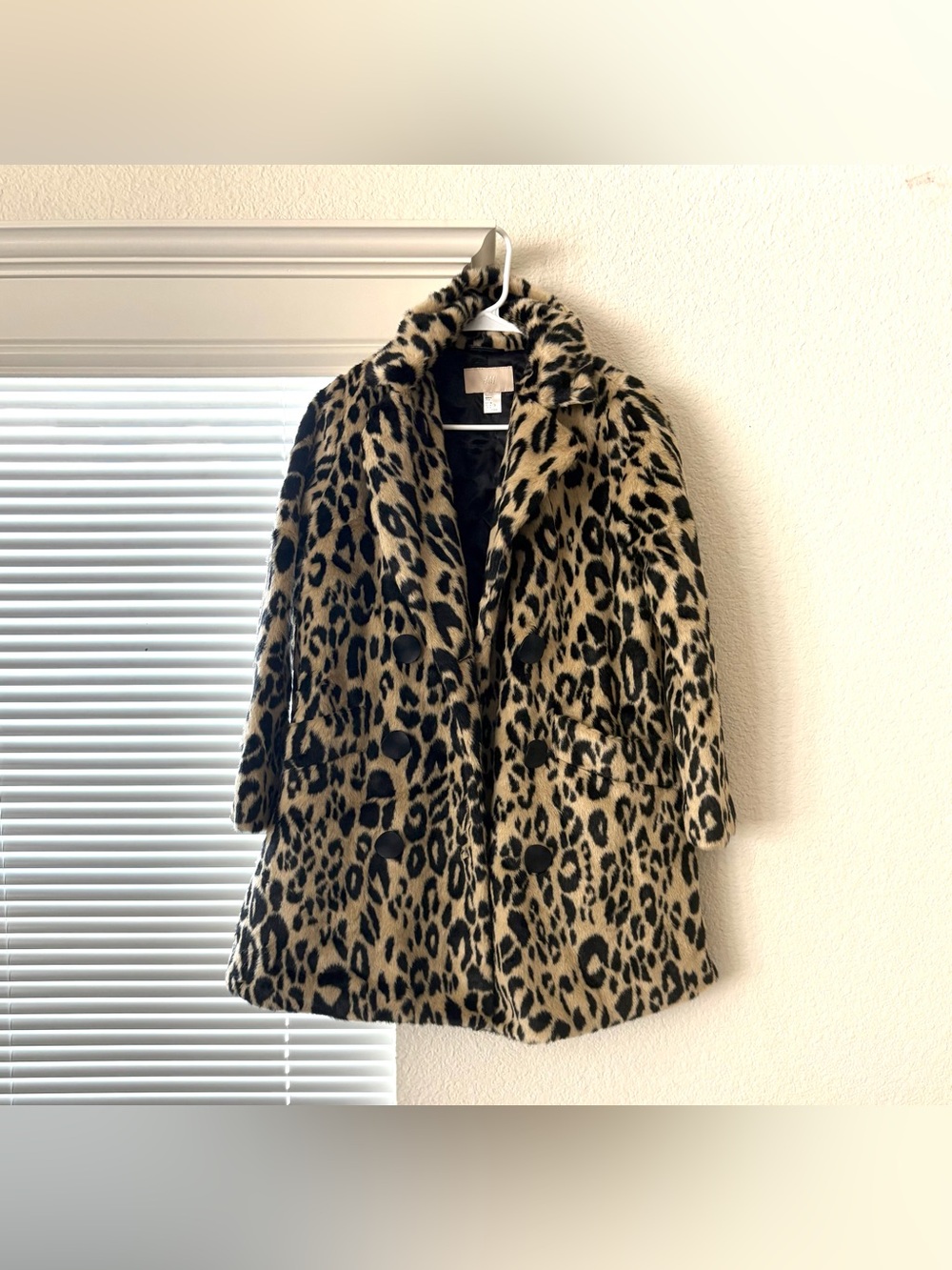 H&M Brand new without tag. Leopard Print Faux Fur Coat - Black & Tan